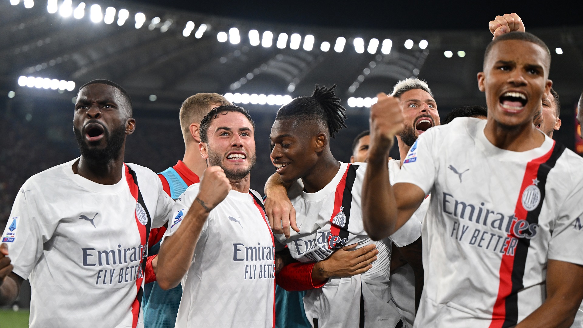 Il Milan festeggia dopo il raddoppio di Leao