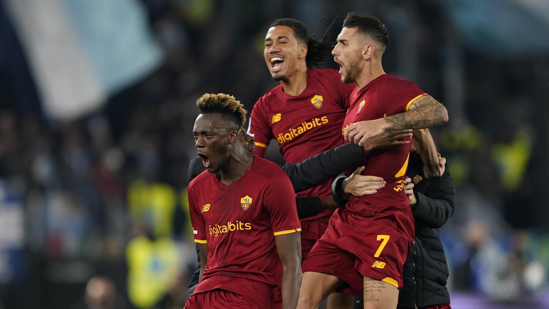 Abraham, Pellegrini e Smalling dell'AS Roma festeggiano il gol contro la Salernitana insieme ai propri tifosi