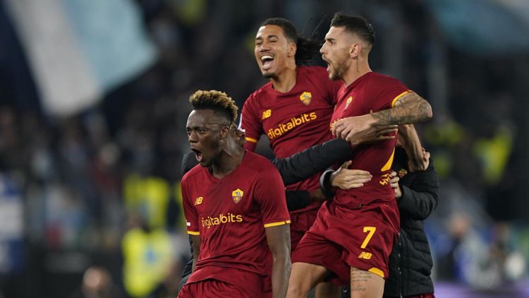 Abraham, Pellegrini e Smalling dell'AS Roma festeggiano il gol contro la Salernitana insieme ai propri tifosi