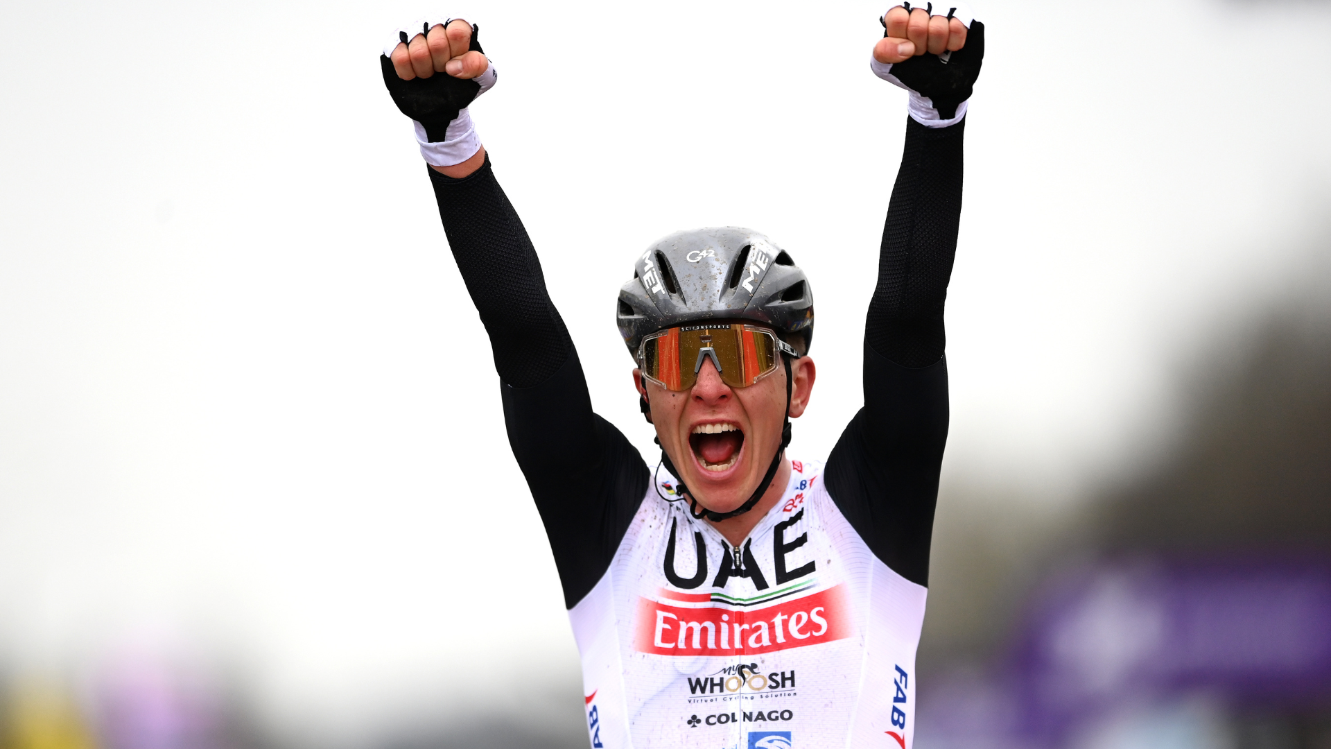 Pogacar festeggia la vittoria del Giro delle Fiandre 2023