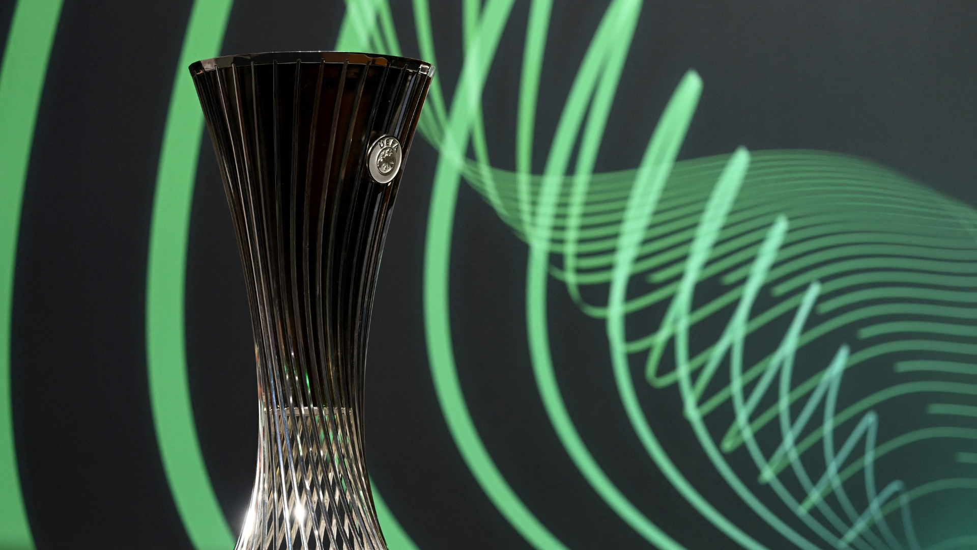 Conference league il trofeo della squadra vincitrice