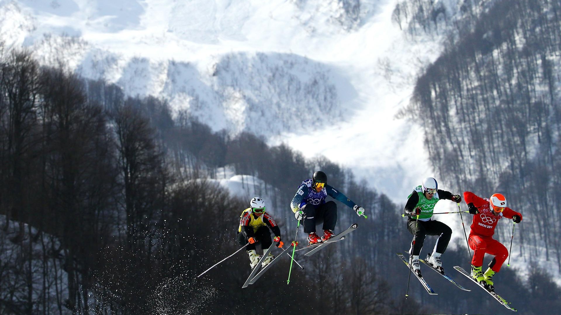 Un salto spettacolare di quattro atleti nello Sci Freestyle