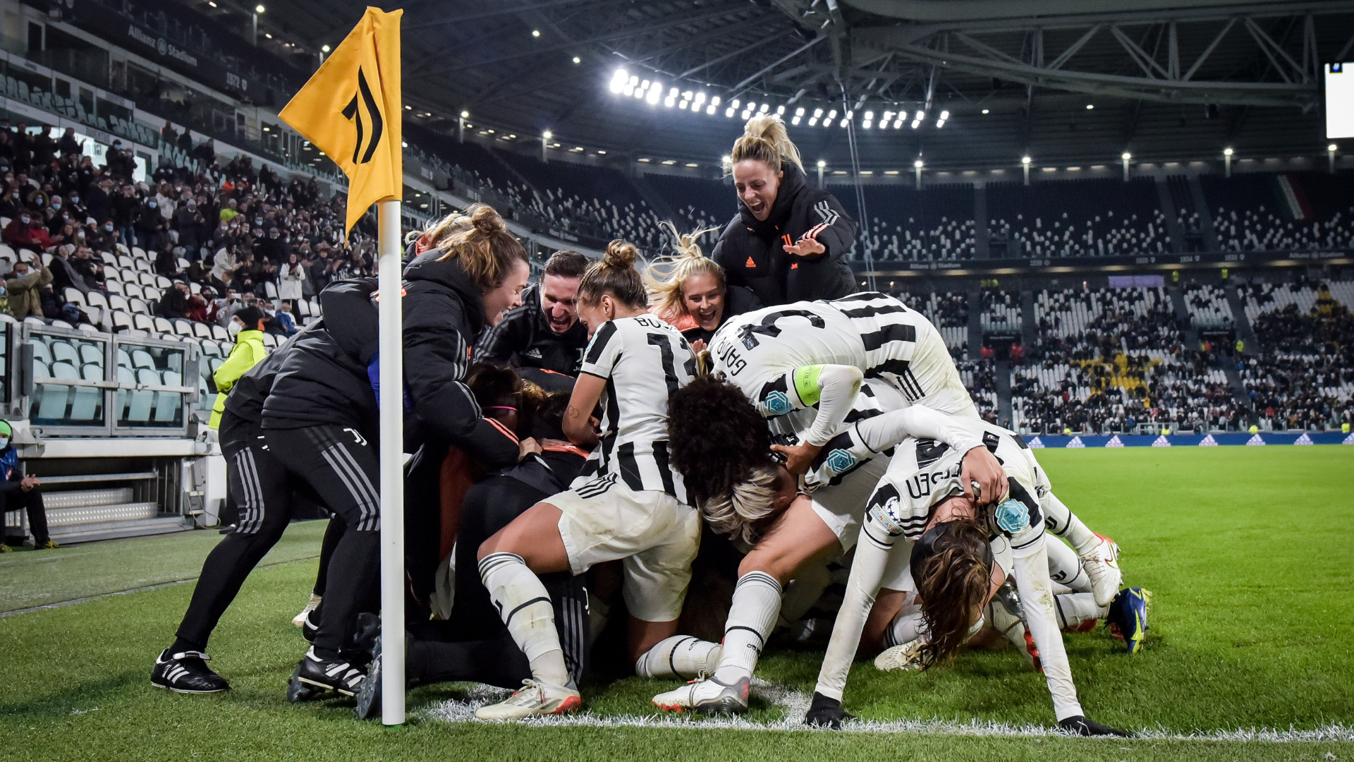 L'esultanza della Juventus dopo il 2-2 col Wolfsburg