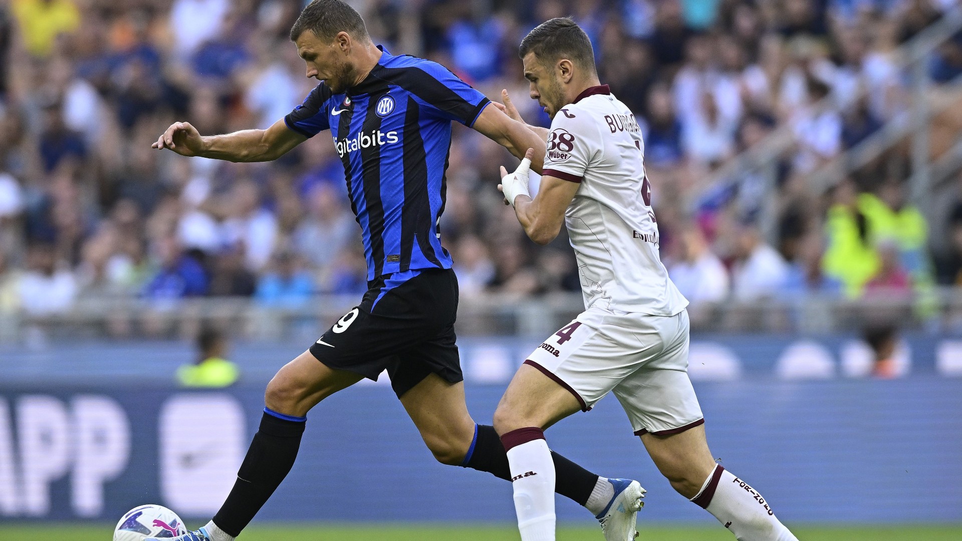 Dzeko e Buongiorno durante Inter Torino di Serie A