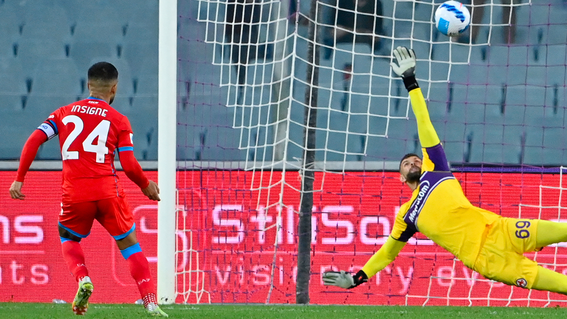 Insigne si fa ipnotizzare da Dragowski