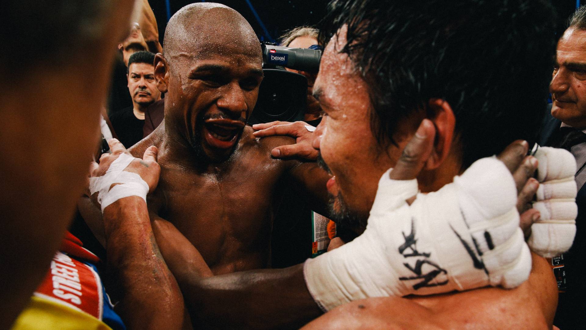 Mayweather and Pacquiao embrace_02052015