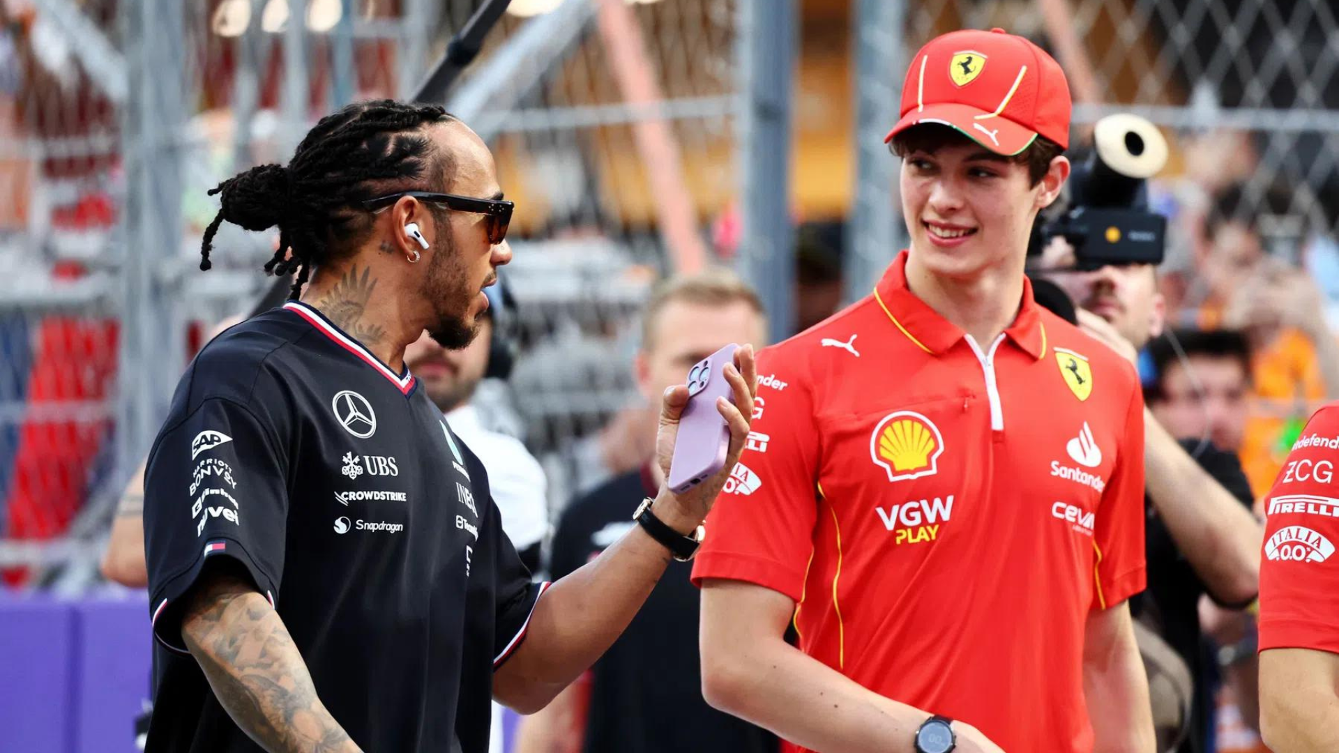 Ollie Bearman y Lewis Hamilton