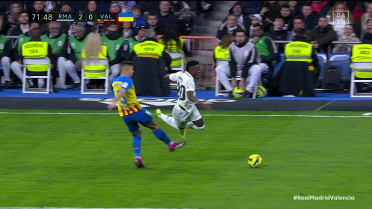 La patada de Gabriel Paulista a Vinicius