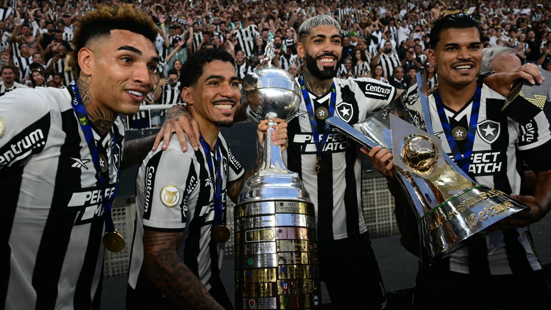 Botafogo with the Copa Libertadores and Brasileirao trophies