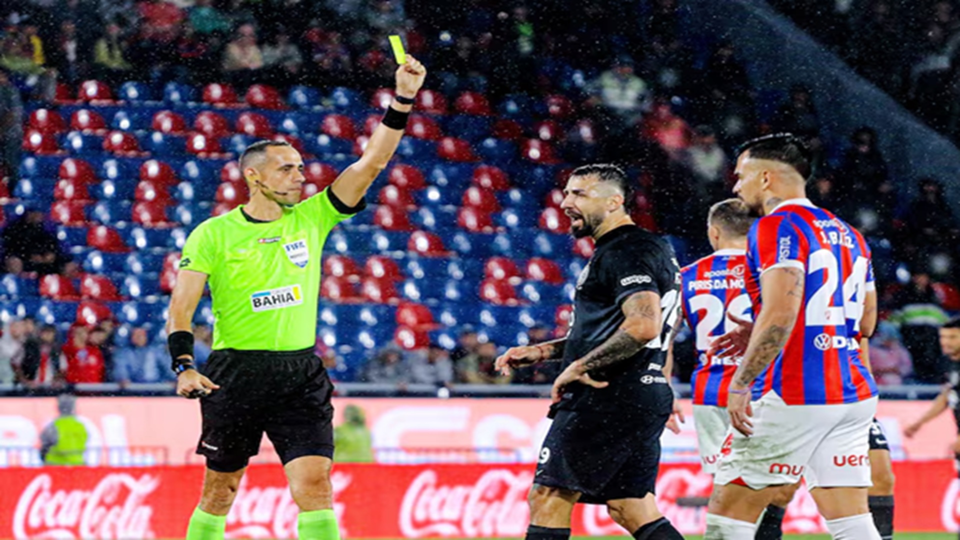 Arbitro Benítez amarilla