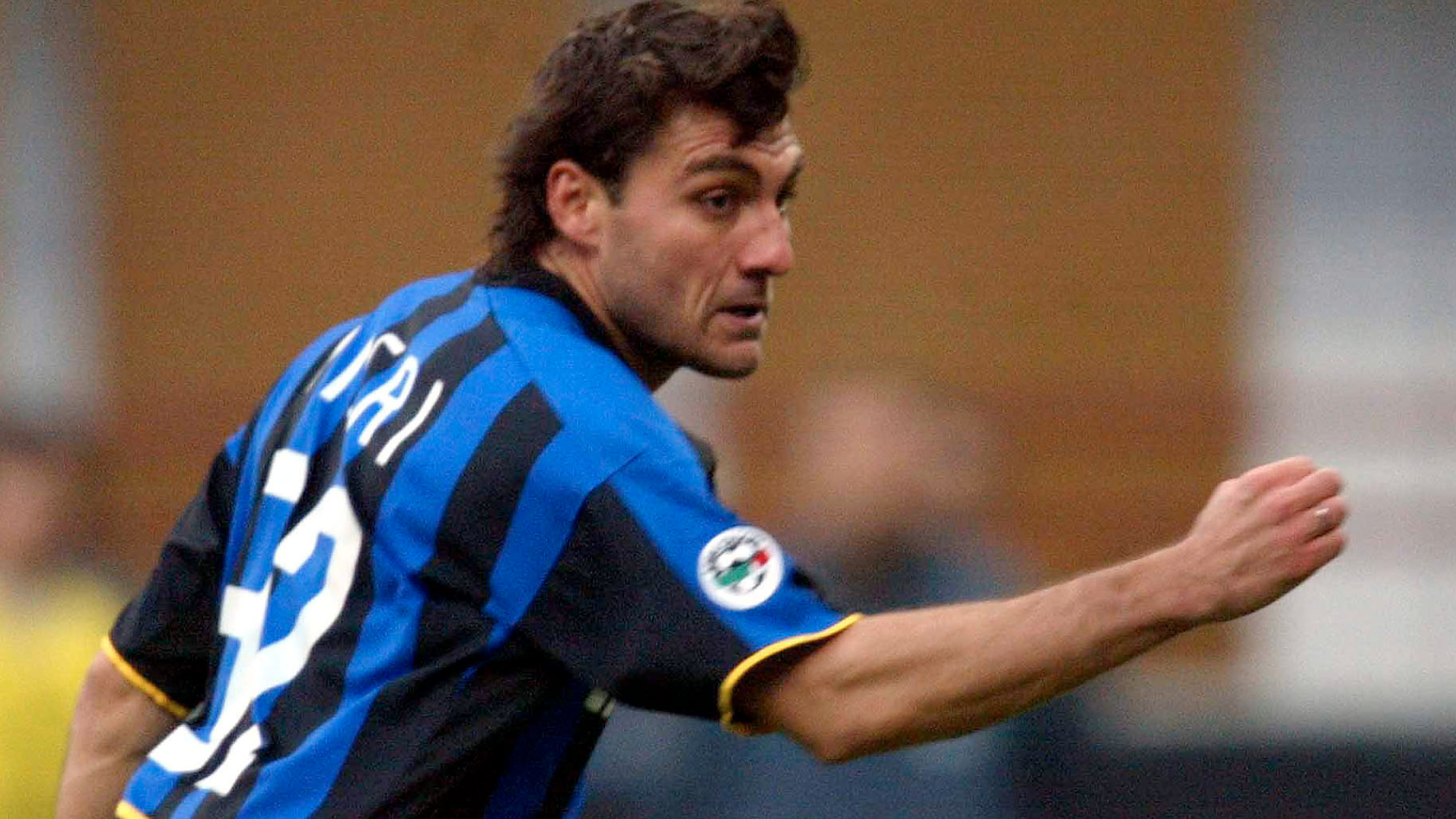 Christian Vieri esulta con la maglia dell'Inter