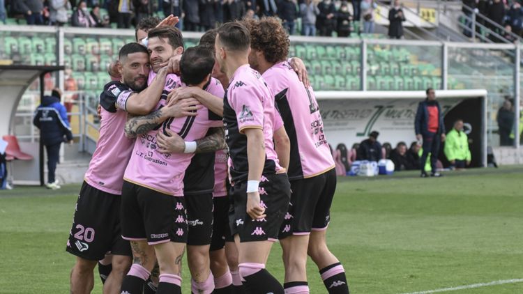 Palermo calcio, abbraccio di gruppo, Serie C, DAZN Italia