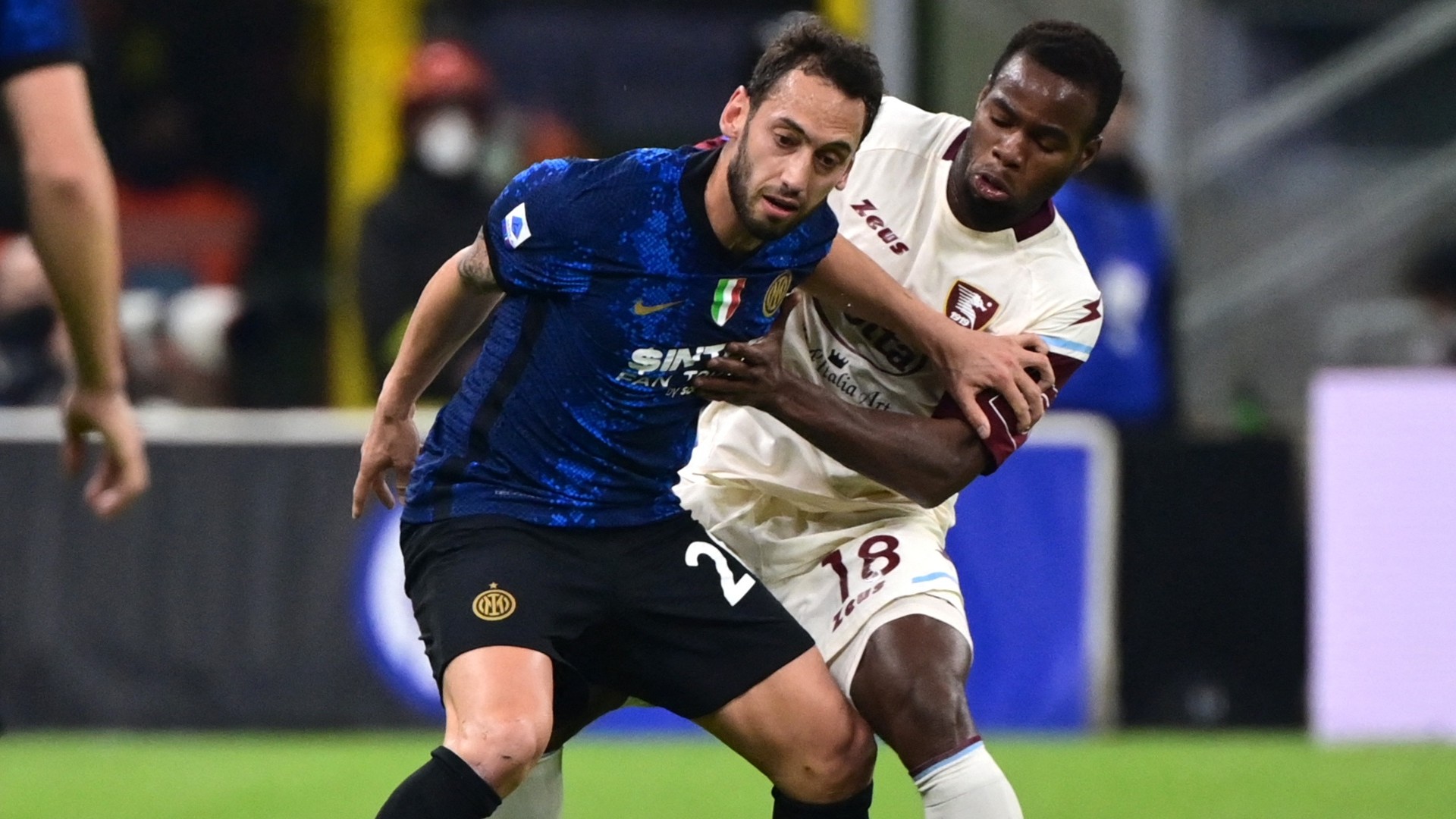 Calhanoglu e Coulibaly a contrasto durante Inter-Salernitana