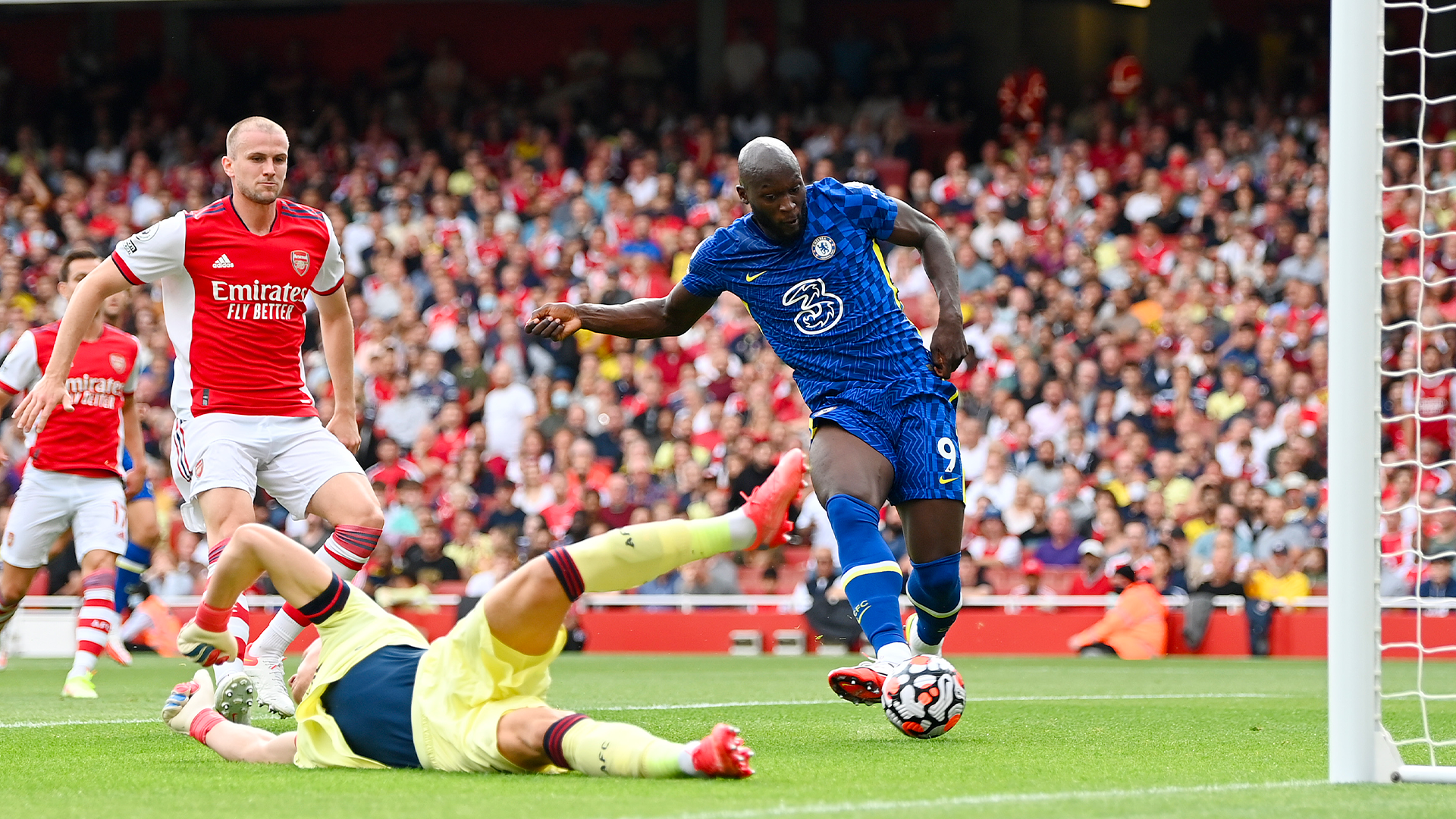 Lukaku in azione con la maglia del Chelsea durante una partita con l'Arsenal