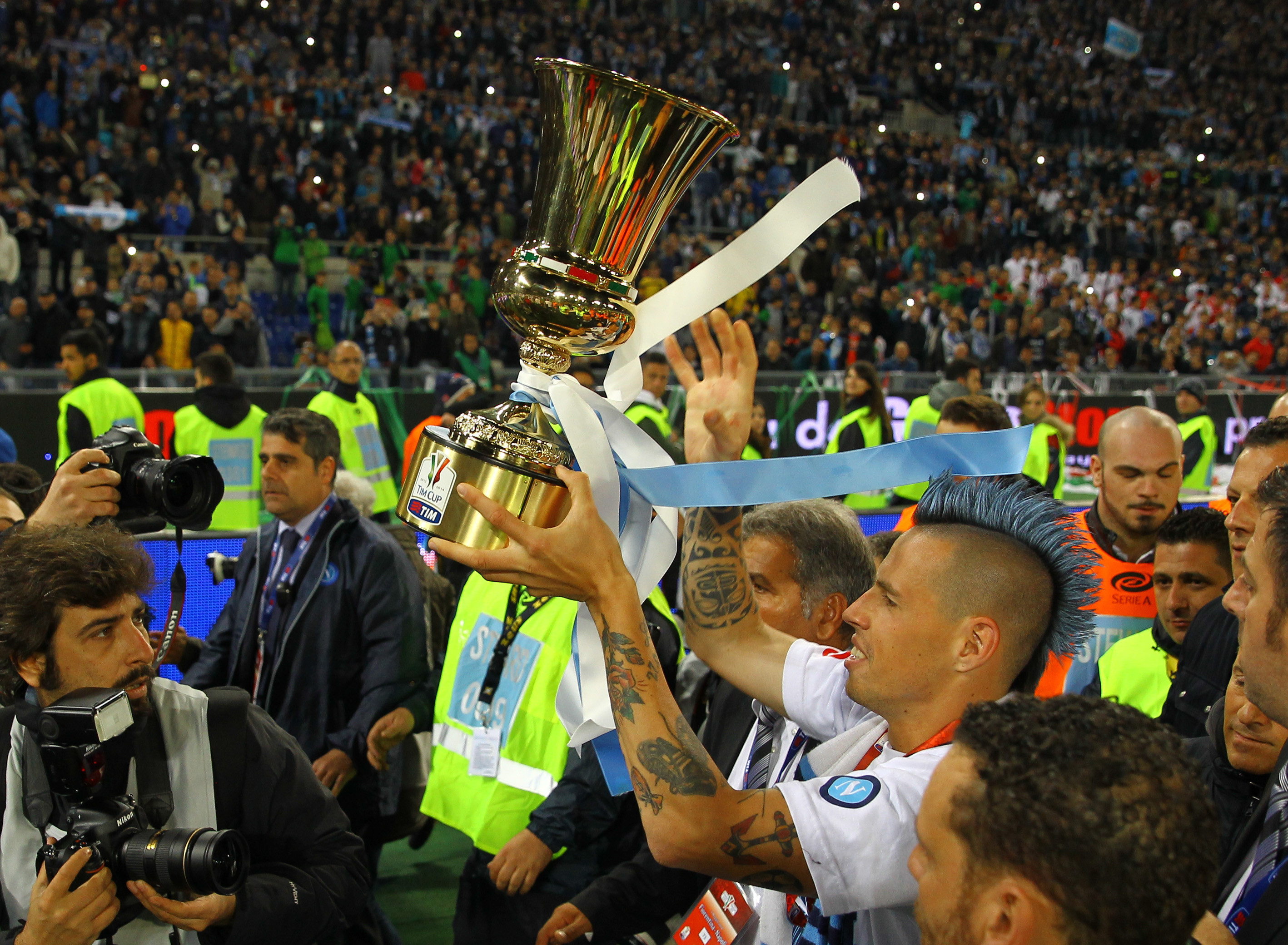 Marek Hamsik alza al cielo la Coppa Italia vinta dal Napoli