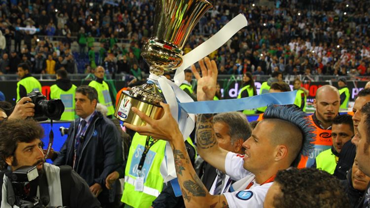 Marek Hamsik alza al cielo la Coppa Italia vinta dal Napoli