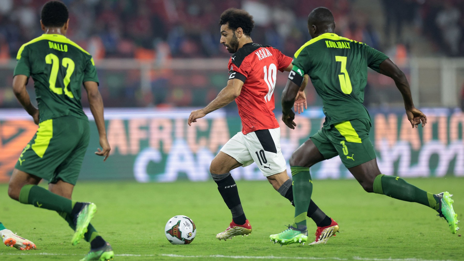 Salah sfida Koulibaly nella finale di Coppa d'Africa tra Egitto e Senegal