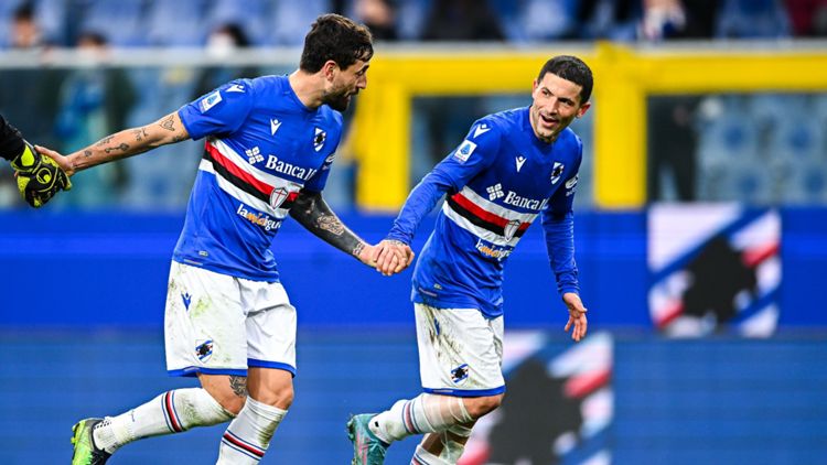 Stefano Sensi e Caputo esultano con la Sampdoria
