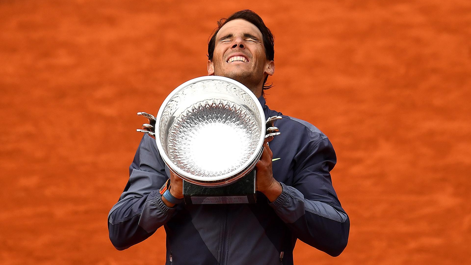 Rafael Nadal alza il trofeo del Roland Garros