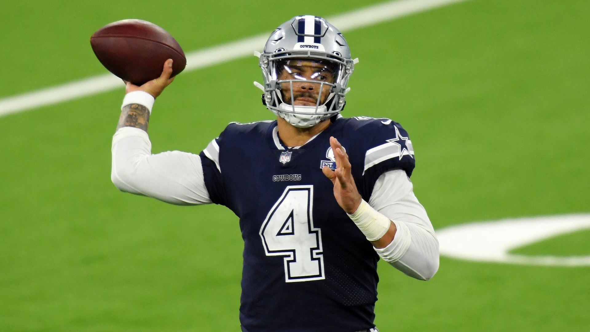 Quarterback dei Dallas Cowboys al tiro con palla in mano