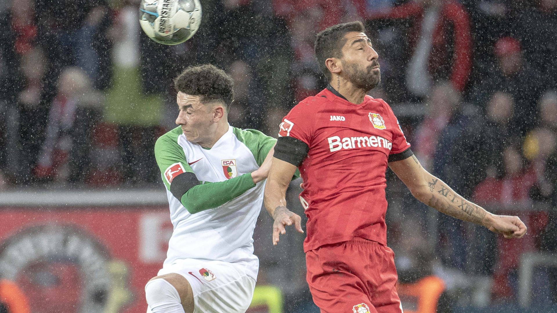ONLY GERMANY Bayer 04 Leverkusen vs FC Augsburg Kopfbalduell Jeffrey Gouweleeuw Kerem Demirbay 23022020