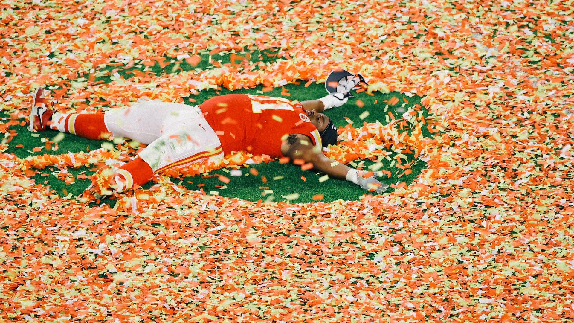 Un giocatore di Kansas City Chiefs festeggia tra i coriandoli dopo la vittoria nel Super Bowl