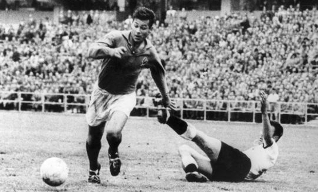 Fontaine in azione con i Bleus ai Mondiali 1958, in cui siglò il record di reti (13) in una singola edizione della rassegna iridata