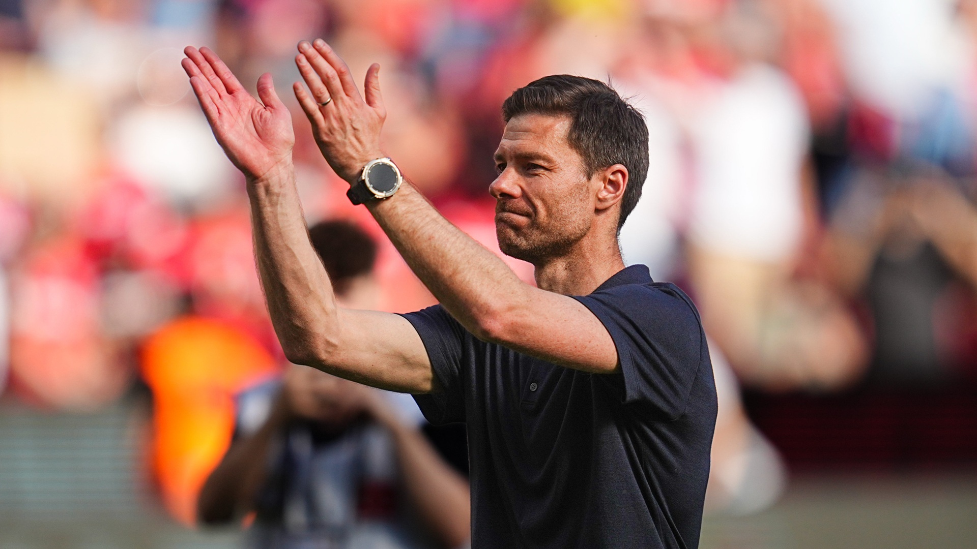 Xabi Alonso saluta i tifosi del Leverkusen