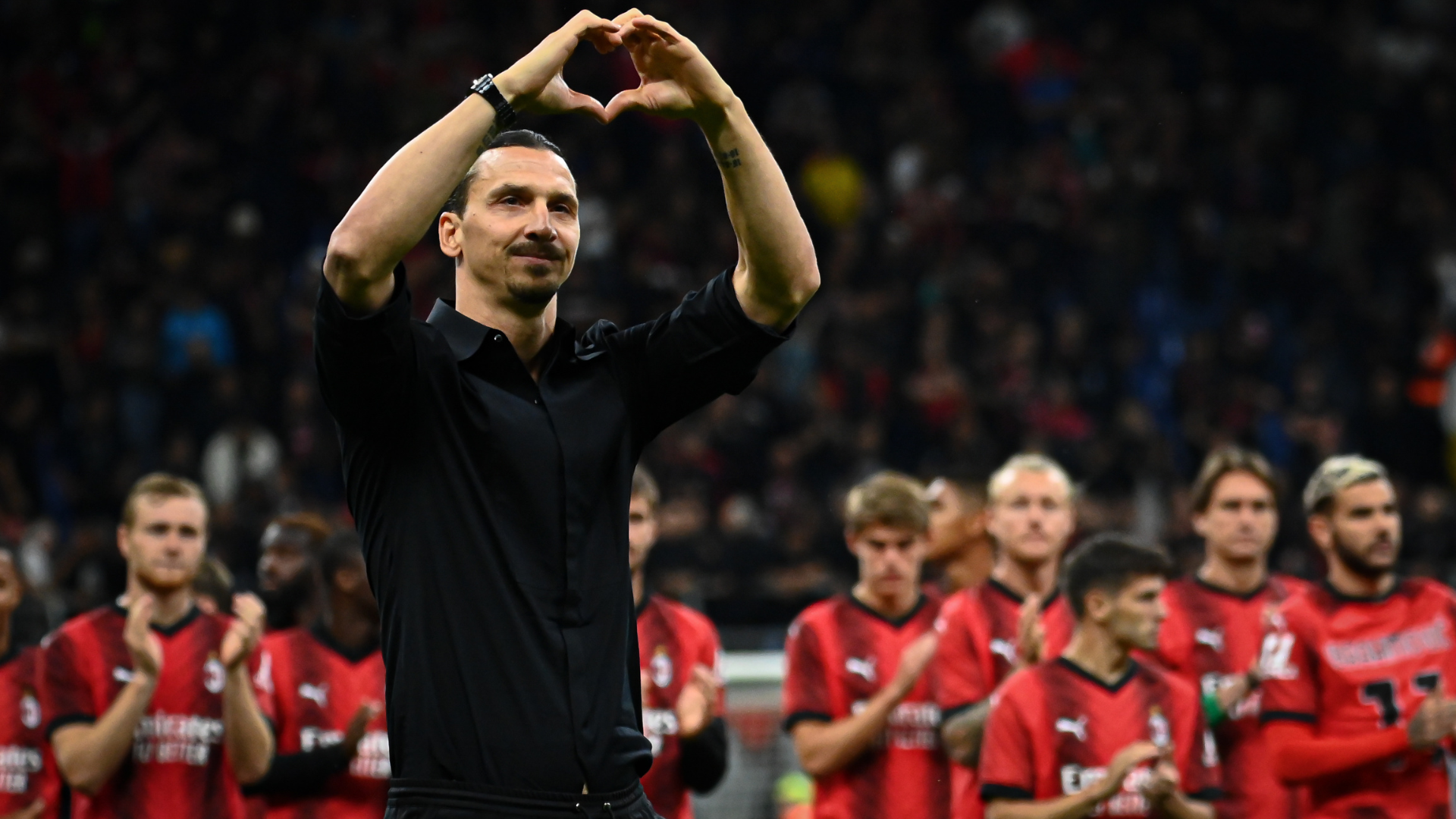 Ibrahimovic saluta i tifosi del Milan