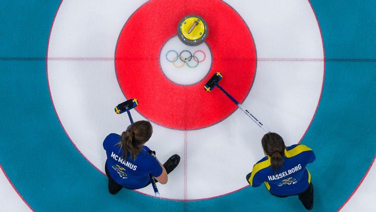 Immagini durante una sfida di Curling alle Olimpiadi invernali