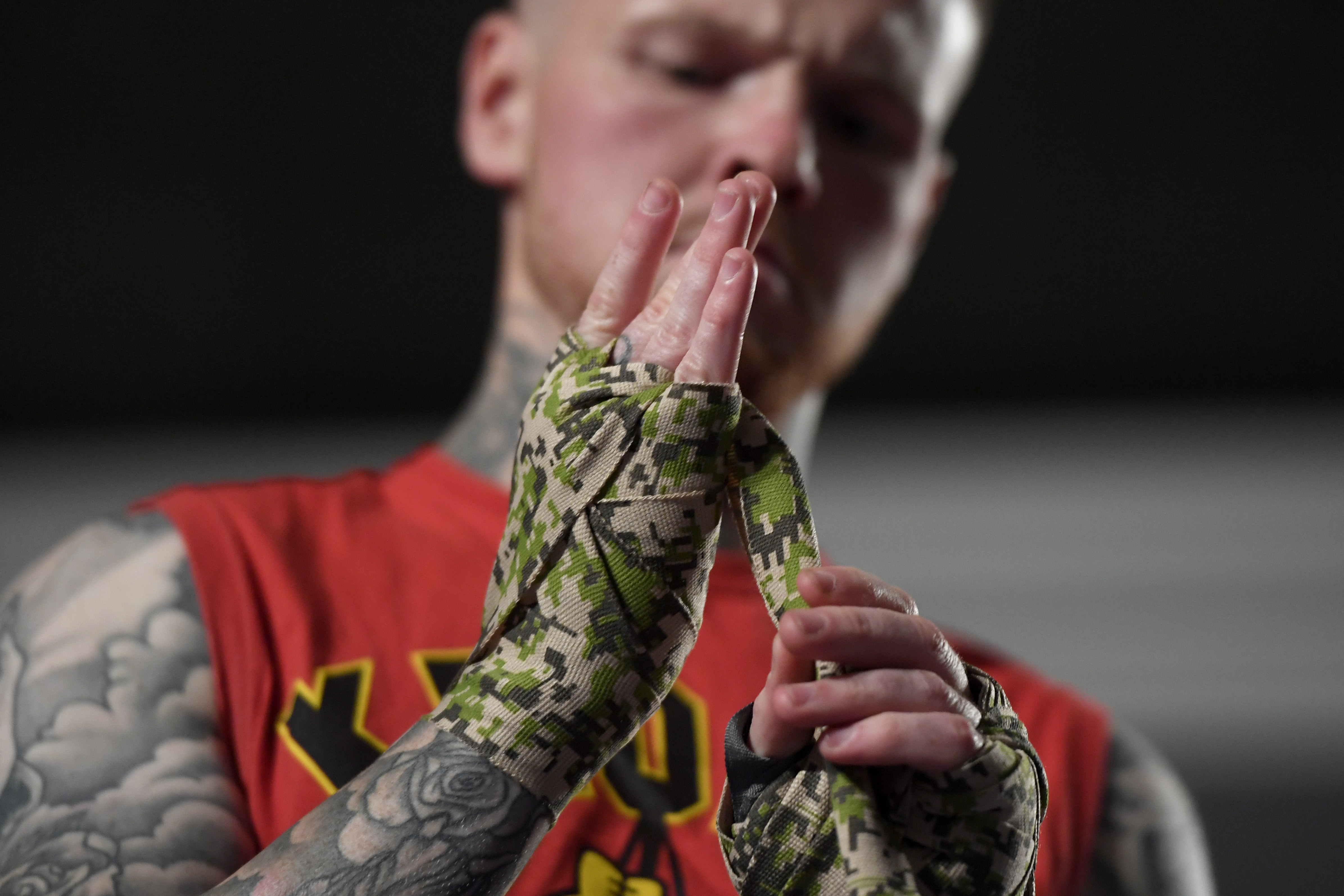 Nathan Farrell mentre indossa le fasce da boxe