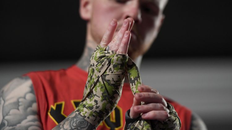 Nathan Farrell mentre indossa le fasce da boxe