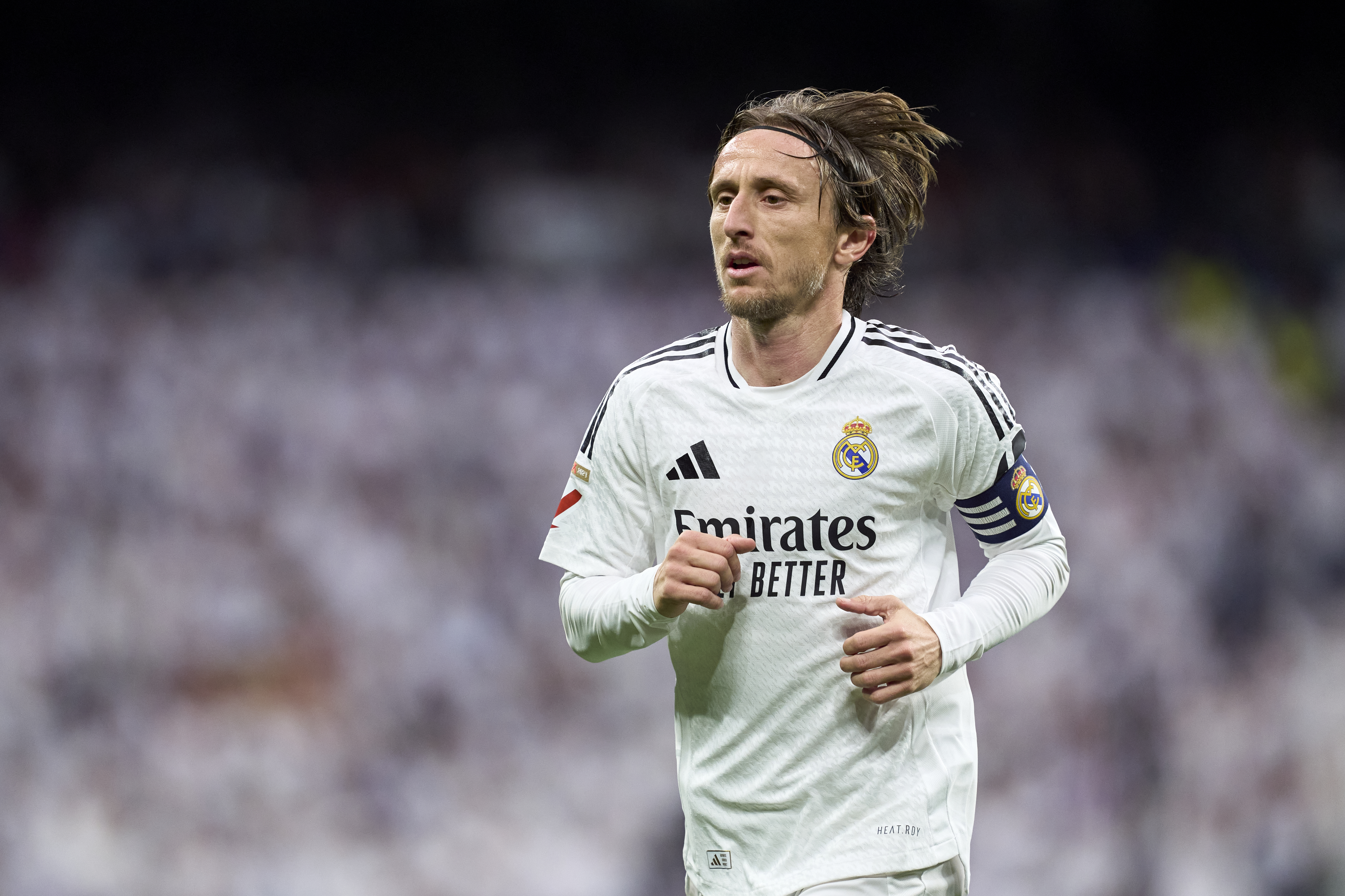 Luka Modric con la fascia da capitano del Real Madrid