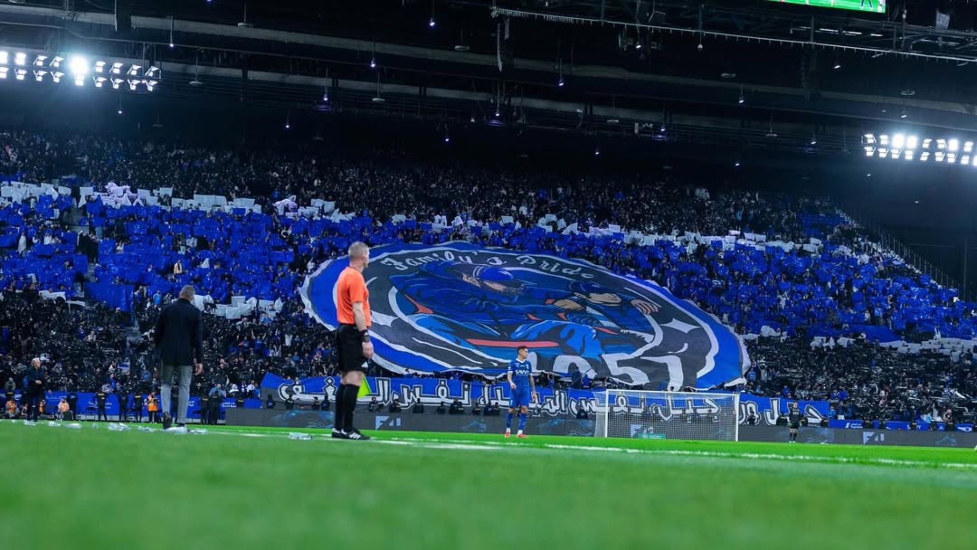 Joao Cancelo, con la afición del Al Hilal de fondo
