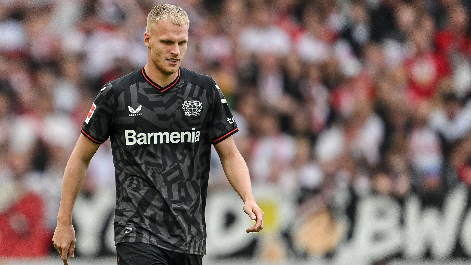 Mitchel Bakker con la maglia del Leverkusen