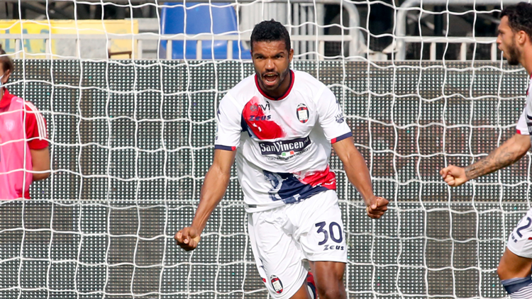 Messias in gol contro il Cagliari