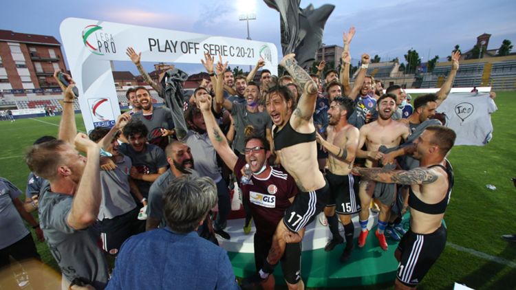 I giocatori dell'Alessandria festeggiano la promozione in Serie B