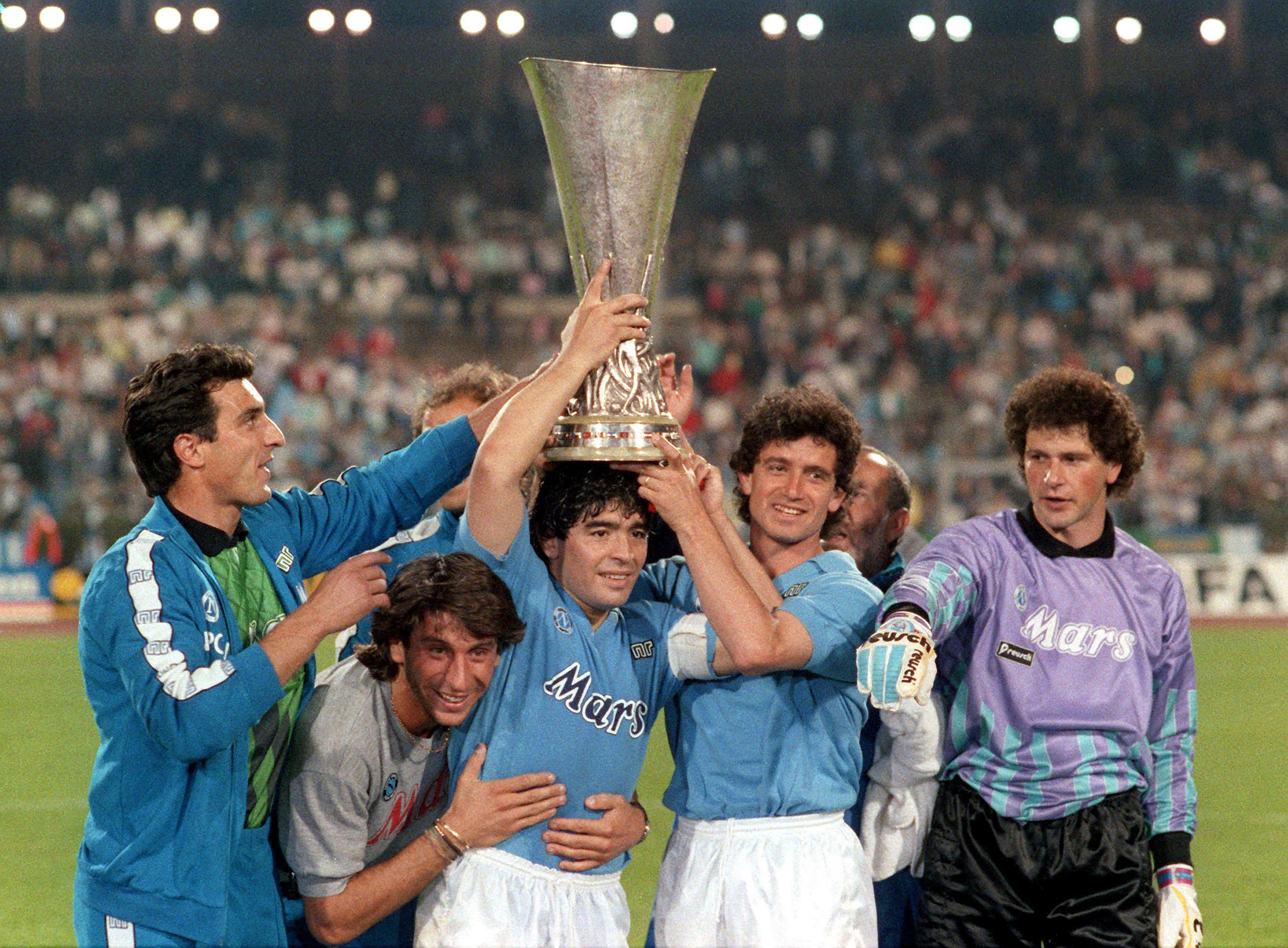 Diego Armando Maradona con la Coppa UEFA vinta dal Napoli nel 1989