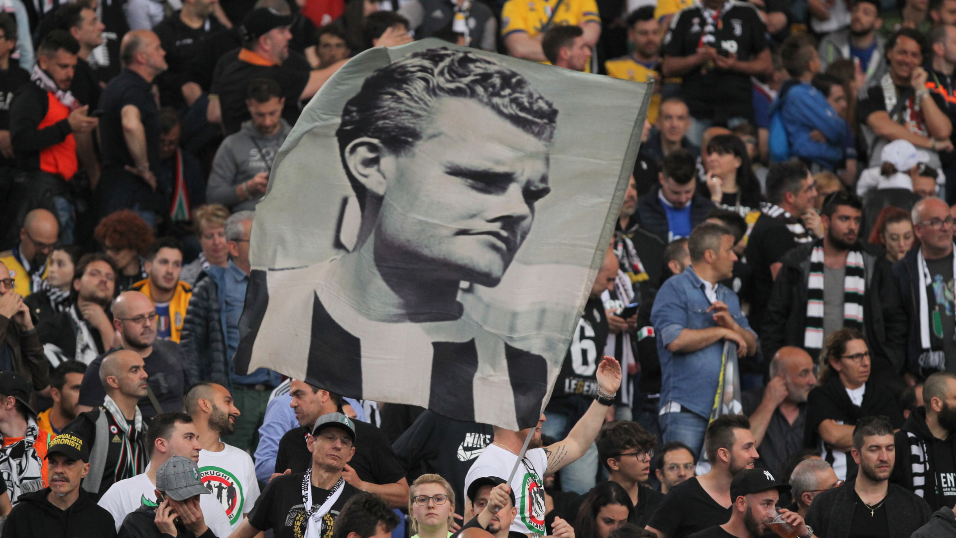 Bandiera dei tifosi della Juventus per Boniperti