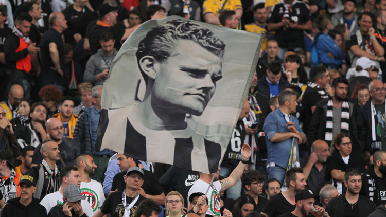 Bandiera dei tifosi della Juventus per Boniperti