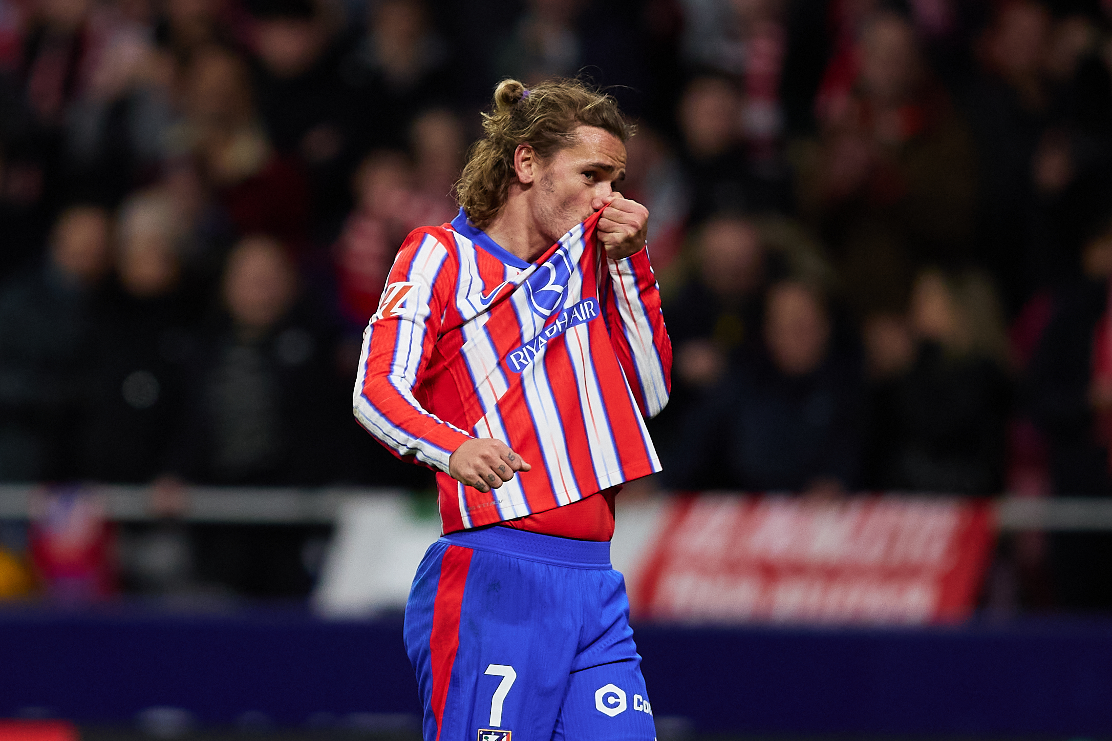 Griezmann bacia il logo dell'Atletico Madrid