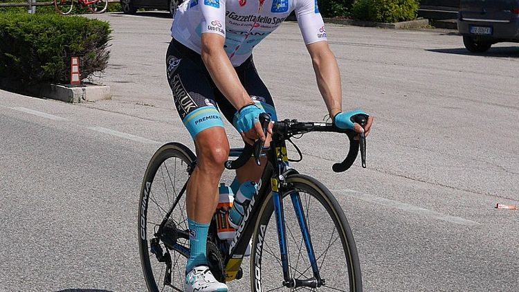 Miguel Angel Lopez in maglia bianca durante il Giro d'Italia 2019