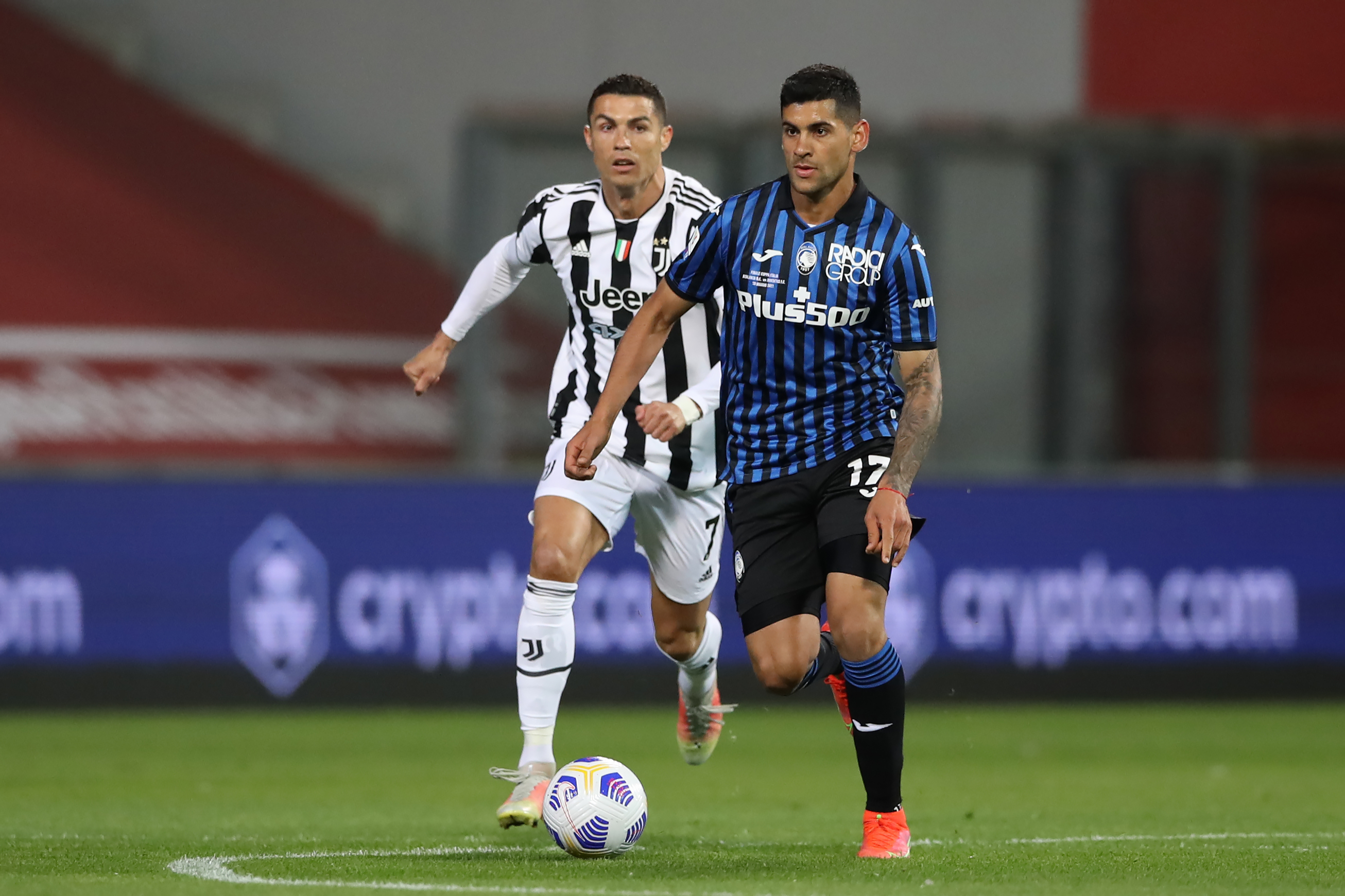 Romero e Cristiano Ronaldo in azione durante la finale di Coppa Italia tra Atalanta e Juventus