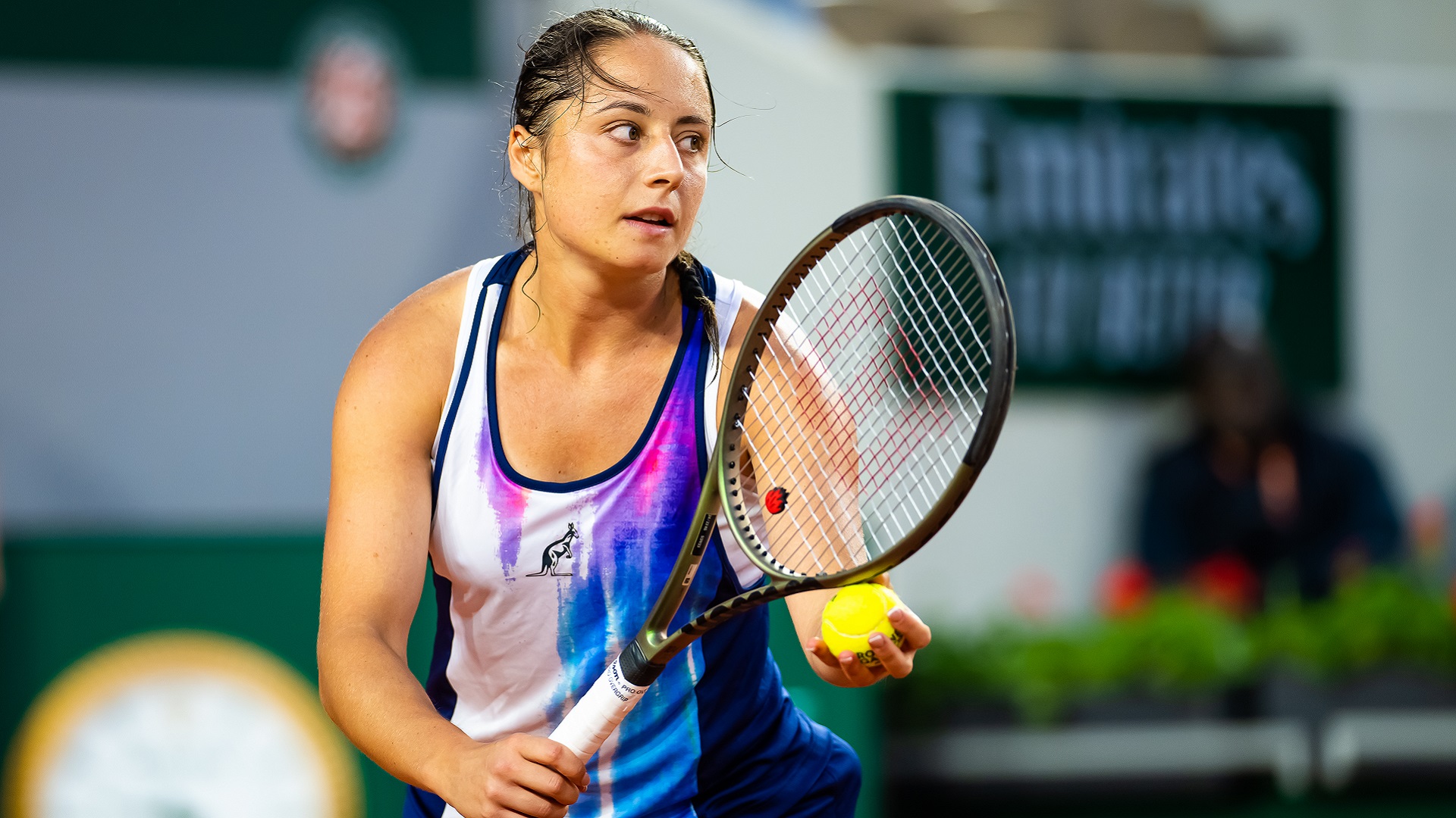 Elisabetta Cocciaretto in azione durante il Roland Garros 2023