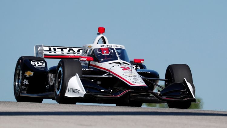 Newgarden in pista sulla sua vettura
