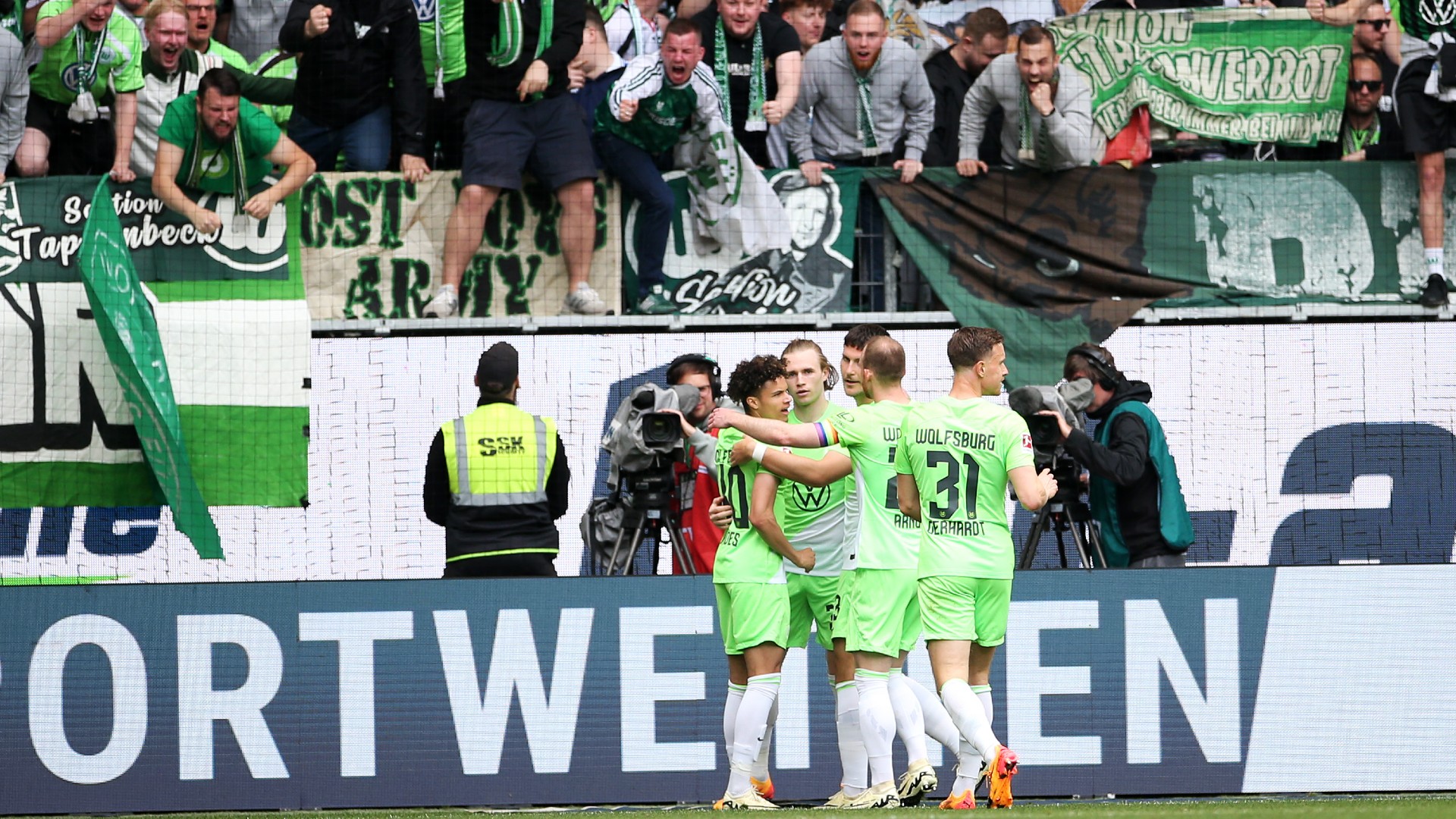 VfL Wolfsburg Maxi Arnold Bundesliga 040524