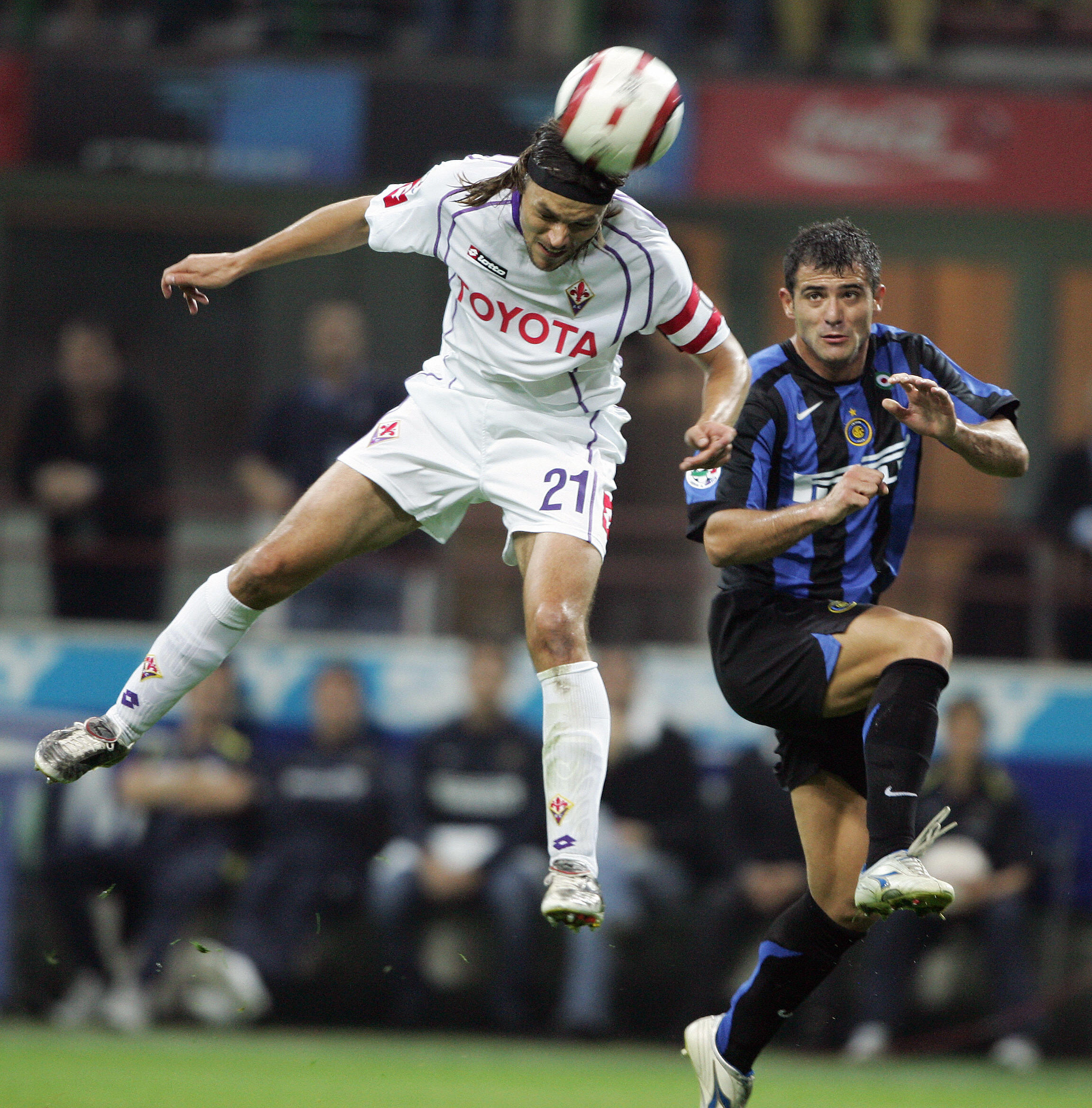 Ujfaluši in campo con la maglia della Fiorentina