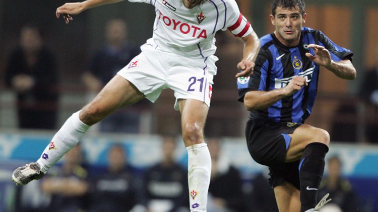 Ujfaluši in campo con la maglia della Fiorentina