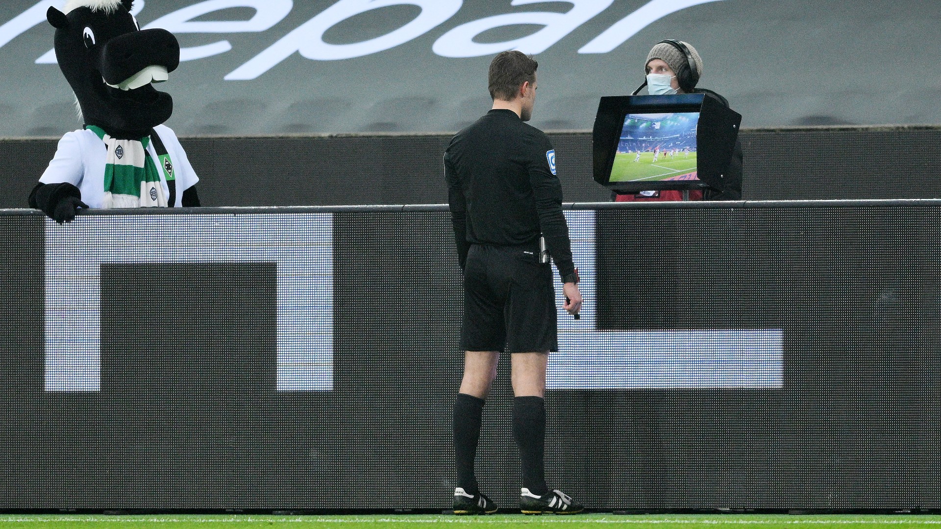 VAR Bundesliga Schiedsrichter Felix Brych 22012022