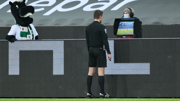 VAR Bundesliga Schiedsrichter Felix Brych 22012022